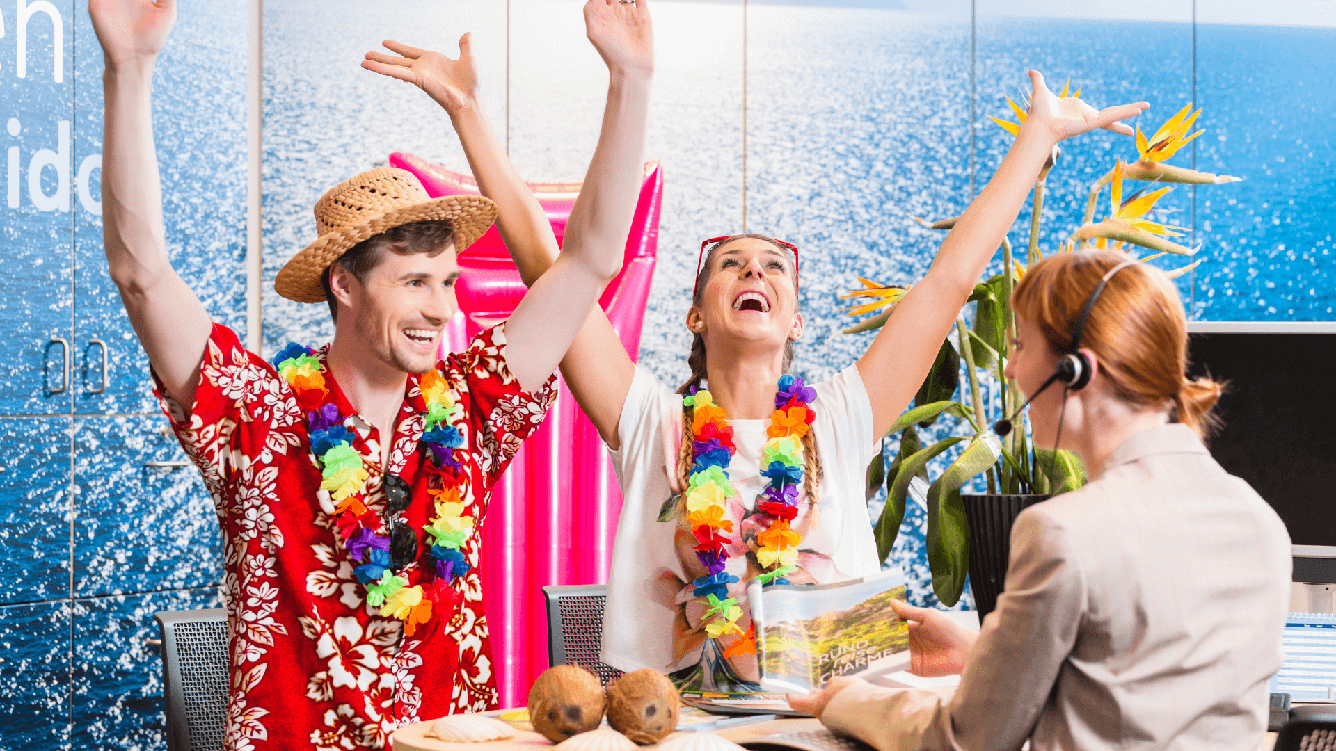 um casal, com roupa de havai com seu consutor na de viagens na frente. felizes