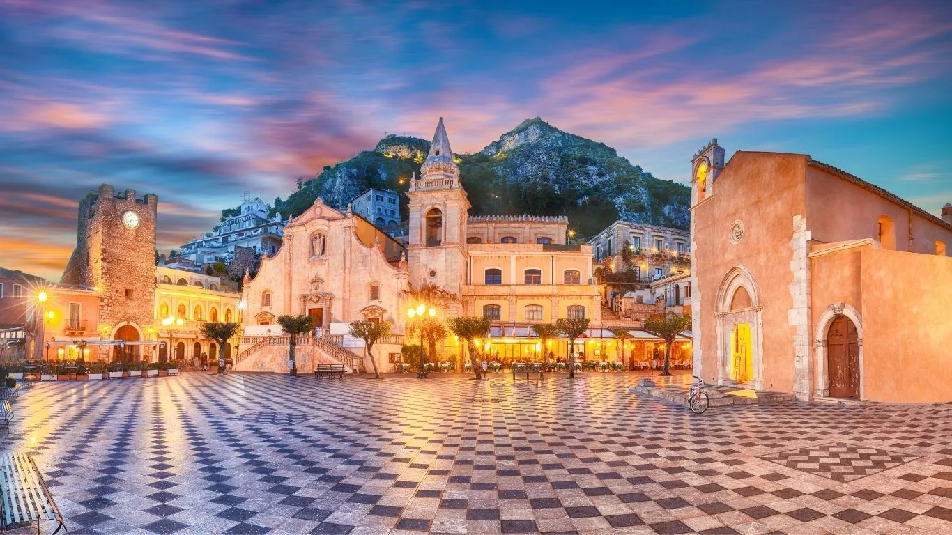A cidade é conhecida pelo Teatro Antico di Taormina, um antigo teatro greco-romano que ainda está em funcionamento. Perto do teatro, os penhascos debruçam-se sobre o mar e formam grutas com praias arenosas.