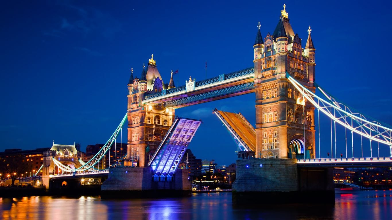 A Inglaterra é um país pequeno e que reúne uma quantidade impressionante de atrações. Viajar por lá é muito fácil e prático, seja de ônibus ou principalmente de trem.