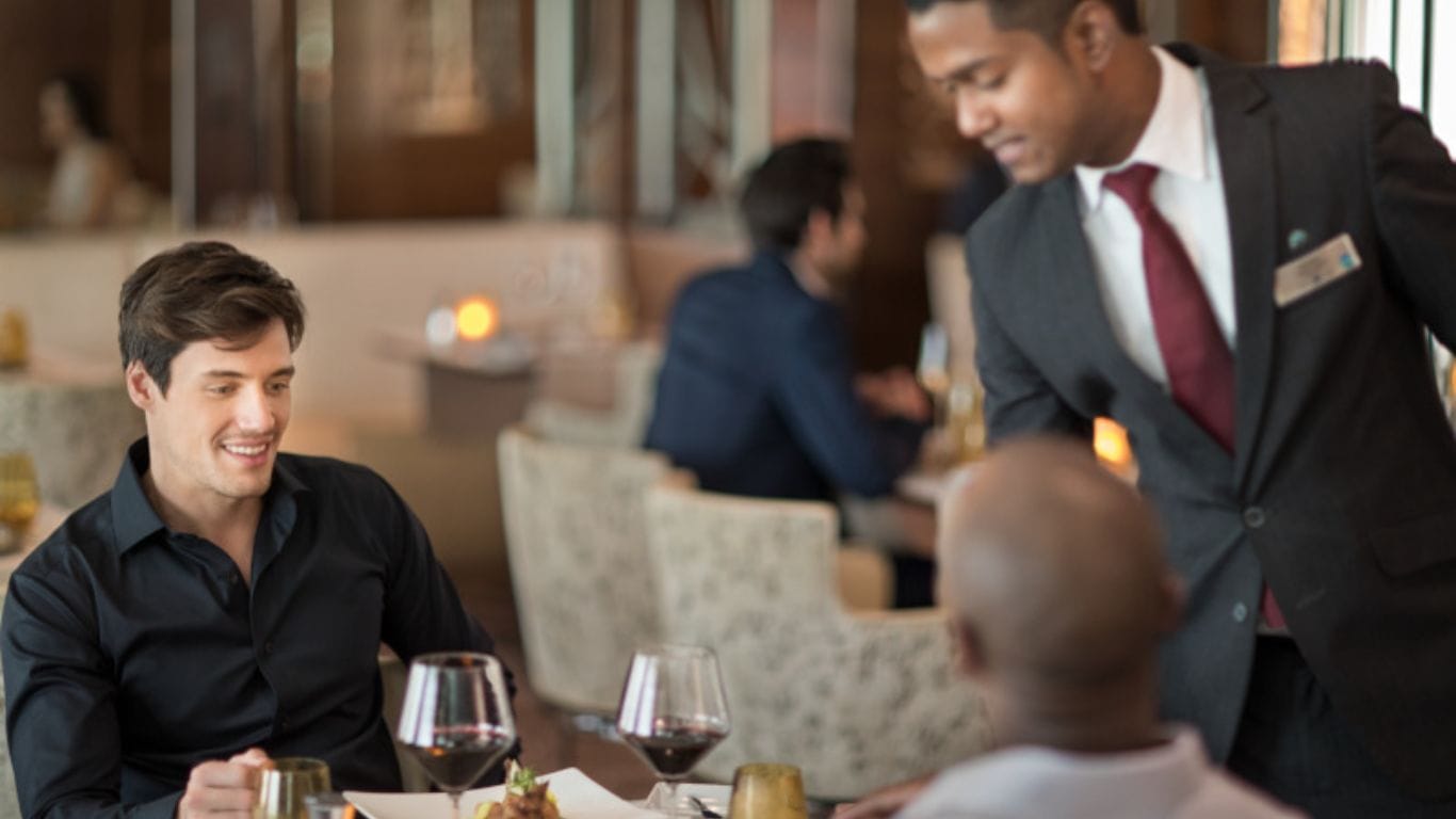 The Retreat® não é um lugar. Não é uma amenidade. Não é um serviço. É tudo isso e muito mais. The Retreat oferece uma longa lista de amenidades luxuosas, incluindo um anfitrião de retiro pessoal, um restaurante privado e um lounge exclusivo. Como parte do The Celebrity Revolution®, apresentaremos o The Retreat Sundeck - fique atento para as datas. Como convidado do The Retreat, você também desfrutará de uma longa lista de amenidades cuidadosamente selecionadas, começando com cinco vantagens que agora estão sempre incluídas℠ - um crédito para excursão em terra, bebidas premium, streaming de Wi-Fi, dicas e um crédito a bordo para gastar como quiser. Emparelhado com uma equipe dedicada de profissionais que garantem que você tenha tudo o que precisa para umas férias inesquecíveis, o The Retreat é uma forma luxuosa para você descobrir o mundo.