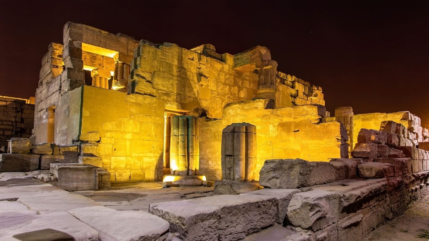 Templo de Luxor iluminado à noite.